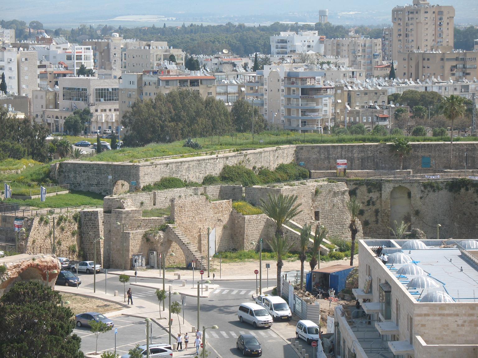 בורג' אל-קומנדאר ובריכת כניסת אמת-המים