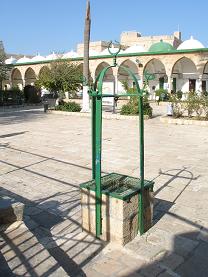 בור מים בתוך חצר מסגד אל ג'זאר