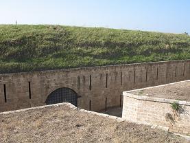 הכניסה המזרחית לבורג' אל קומנדאר (מוזיאון "אוצרות בחומה")