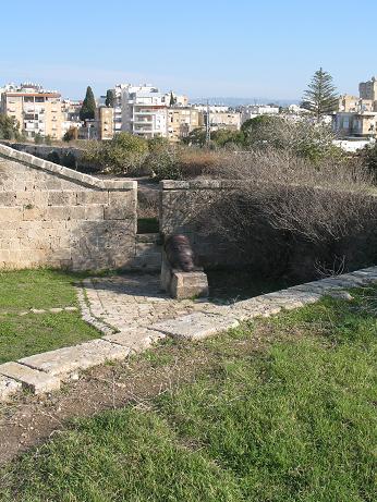 מרגמות על חומות עכו