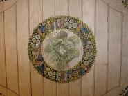 עיטור במרכז התיקרה