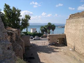 החפיר המזרחי החיצוני לחומת ג'זאר - מבט דרומה