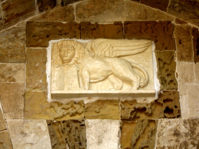 תבליט אריה מכונף בשער ח'אן אפראנג