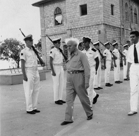 בן גוריון מתקבל בבית הספר לקציני ים בעכו 