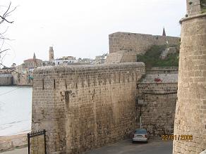 ממול לשער נבנה מגדל ובו מספר רב של חרכי ירי המופנים ישירות אל השער ואל הדרך שנכנסת אליו